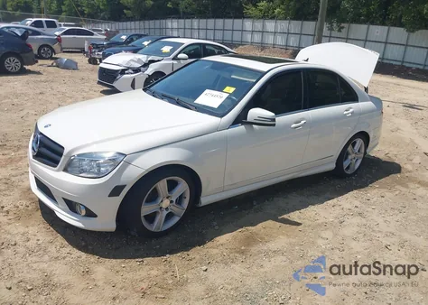 2010 Mercedes-Benz C 300 Luxury/Sport z USA, uszkodzony, nr VIN WDDGF5EB3AR089831